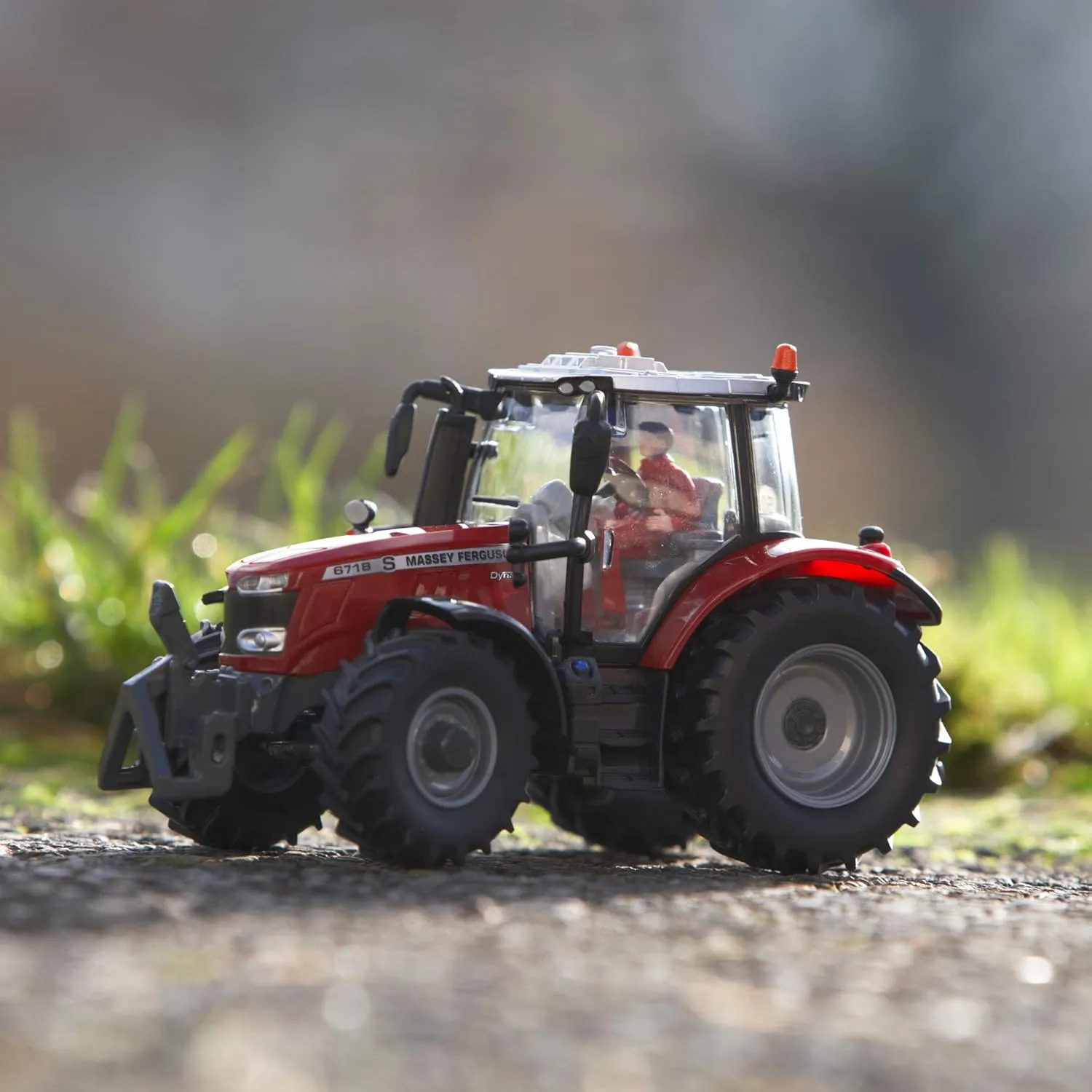 1:32 Massey Ferguson 6718 S Tractor Toy, Collectable Farm Set Toy Tractors for Children, Toy Tractor Compatible with All 1:32 Scale Farm Toys, Suitable for Collectors & Children from 3 Years