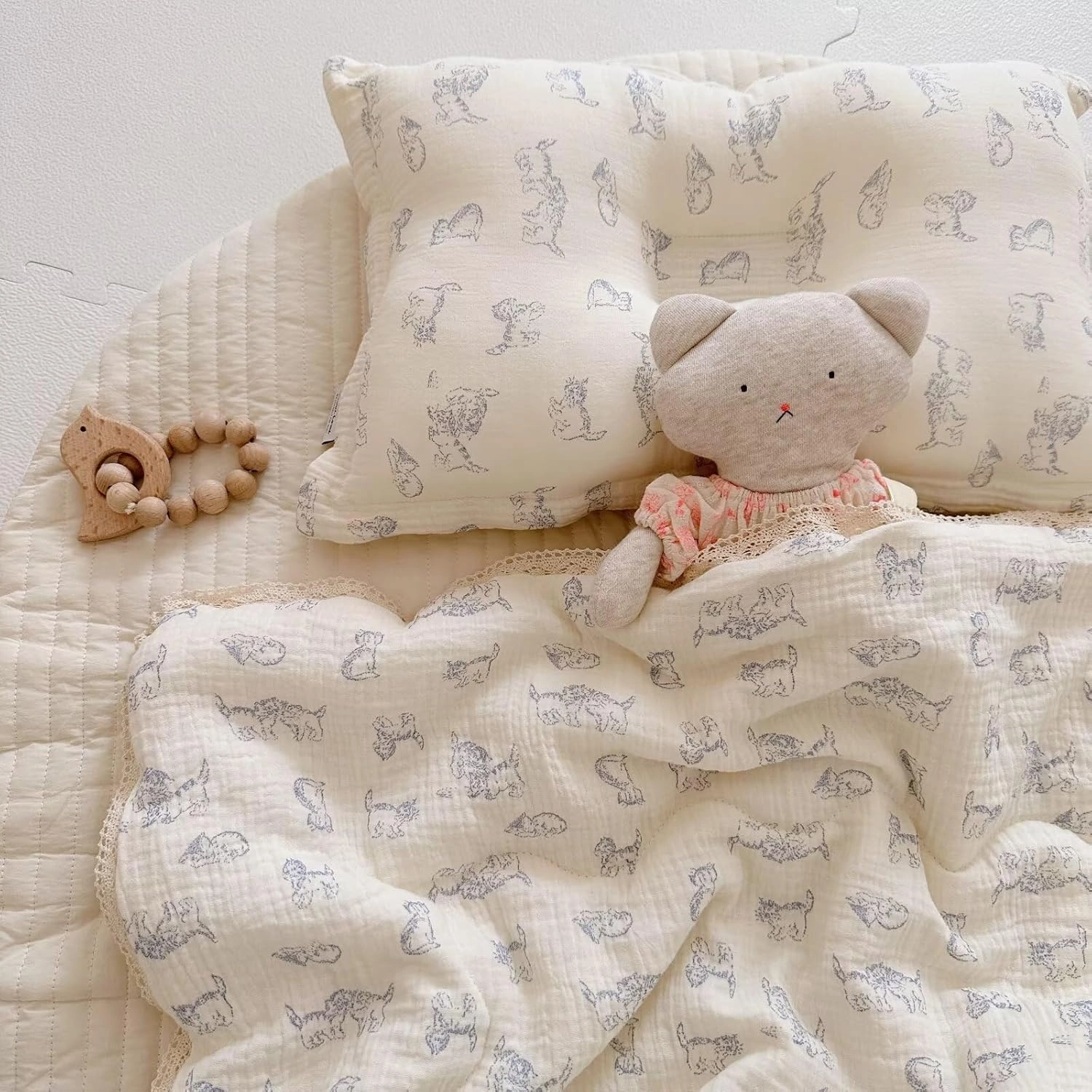 BuLuTu Baby Crib Quilt Cotton Muslin Toddler Blanket for Kids Boys Girls Soft Breathable Toddler Comforter Nursery Quilted Blankets with Lace Edges, 47x59 Inches, Kitty Patern, Machine Washable