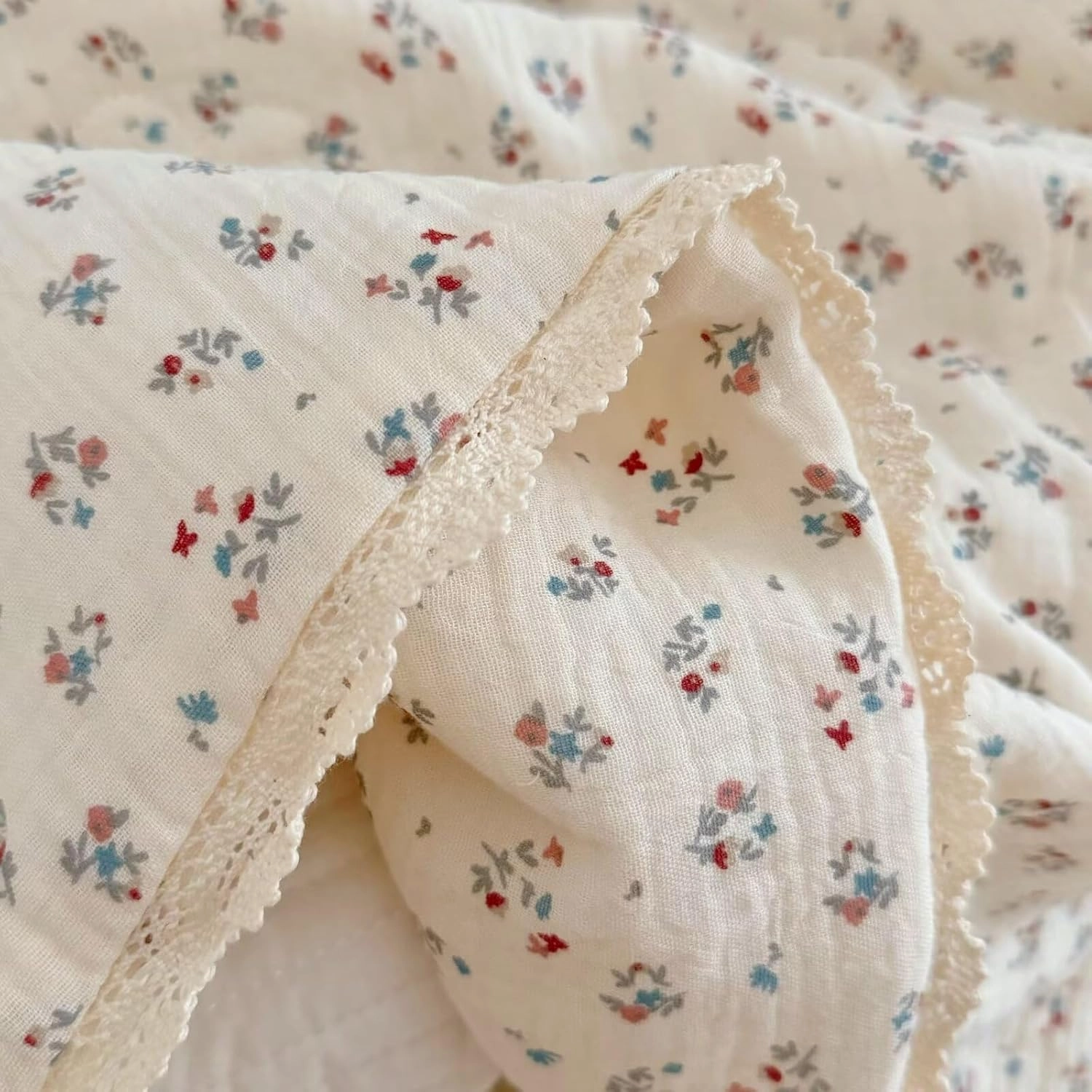 BuLuTu Elegant Floral Muslin Quilt Blankets for Kids Boys Girls Toddler Bed Blanket with Lacey Edges Soft Lightweight Toddler Comforter Crib Quilt for All Seasons, 47x59 Inches