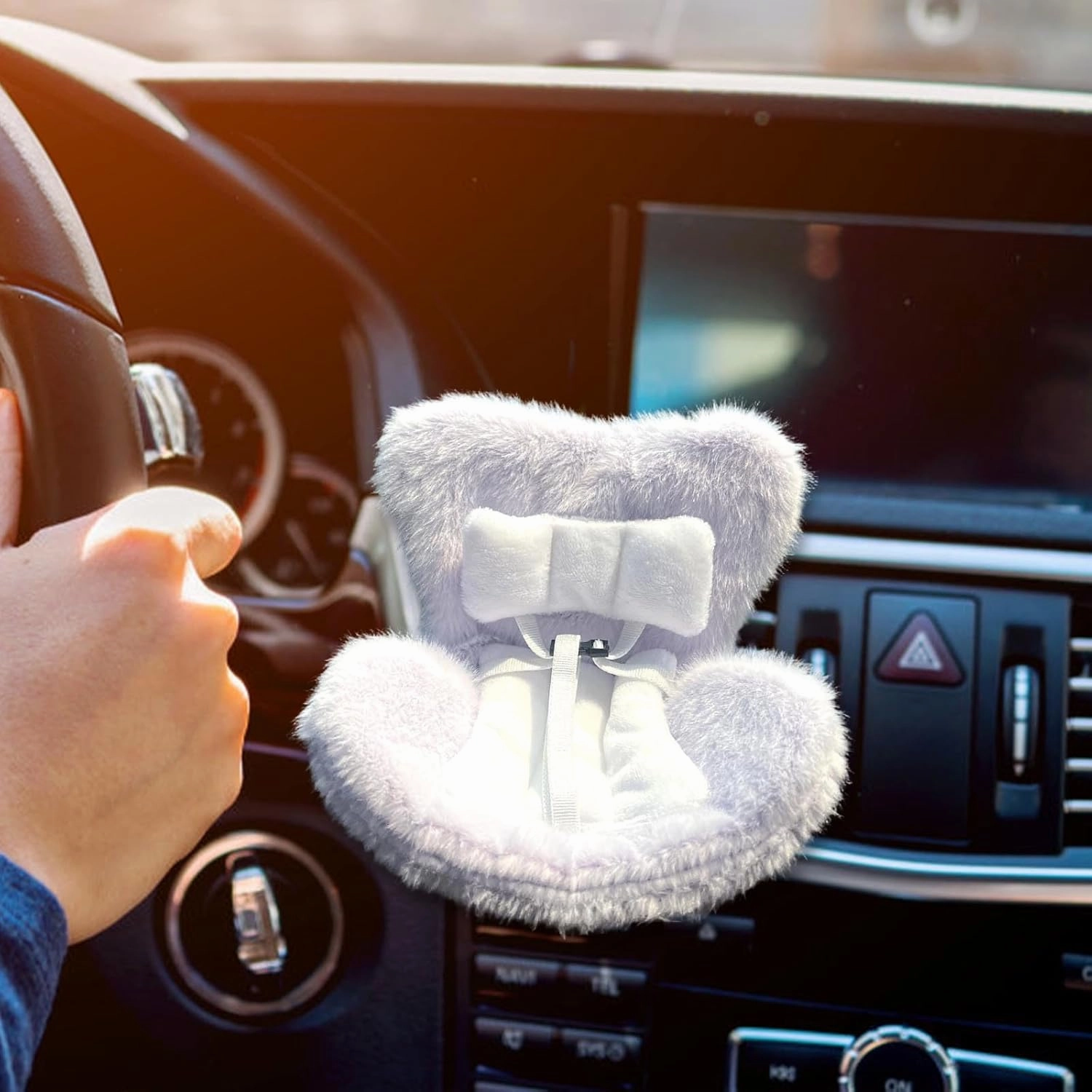 Doll Car Seat for 17cm Dolls with Air Vent Clip and Desktop Stand, Cute and Functional Car Ornament for Doll Fans, Collectors, Doll Accessories (White)