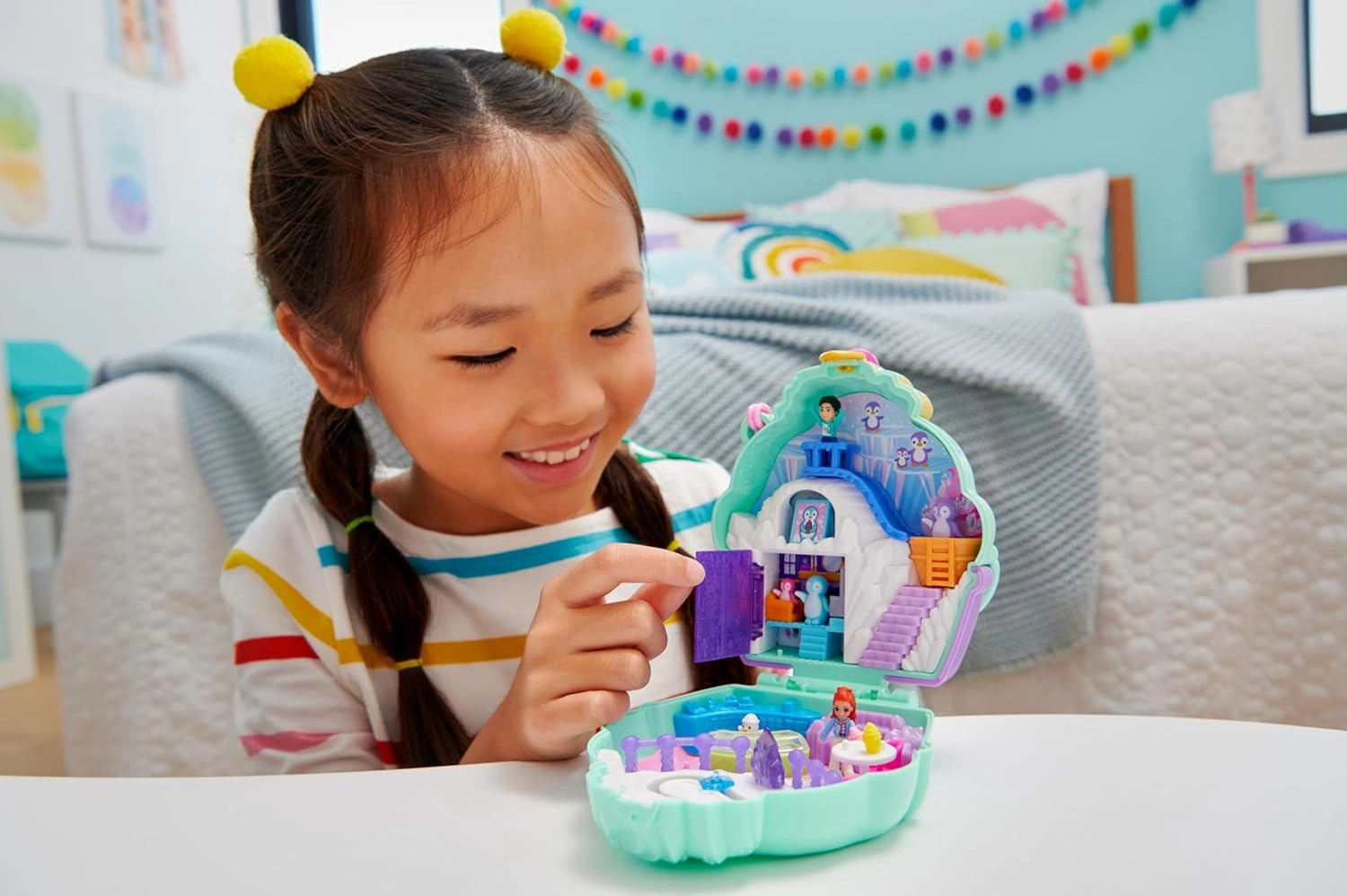 Polly Pocket Dolls & Playset, Snow Sweet Penguin Compact with 13 Accessories, Travel Toy with Fidget Exterior