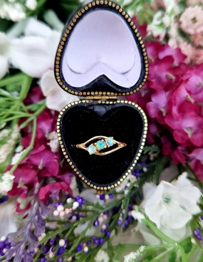 Vintage 1984 9ct Yellow Gold Dainty Rainbow Opal Trilogy Bypass Ring / Size L 1/2 or 6.25